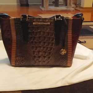 Brahmin midsize bag hardly used in perfect condition. Gorgeous